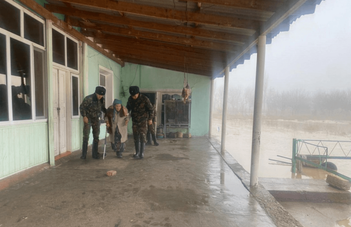 Түркістан облысындағы су тасқыны: 4 елді мекенде су бұру жұмыстары жүріп жатыр