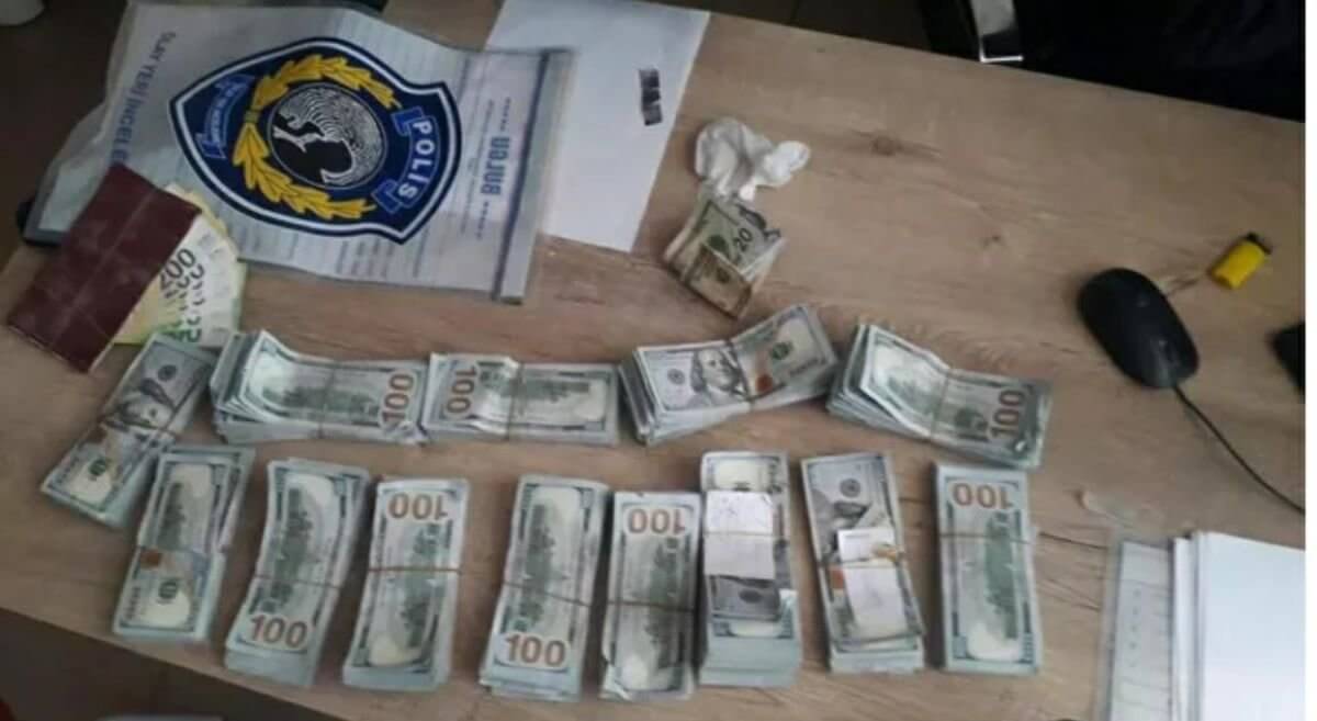 Түрік құтқарушылары үйінді астынан табылған 2 миллион долларды полицияға тапсырды