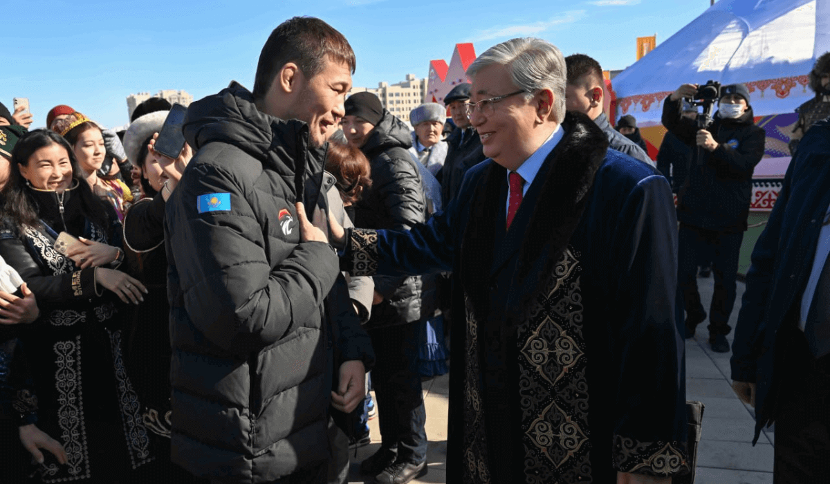 Мемлекет басшысы мерекелік шарада Шавкат Рахмоновпен әңгімелесті - видео