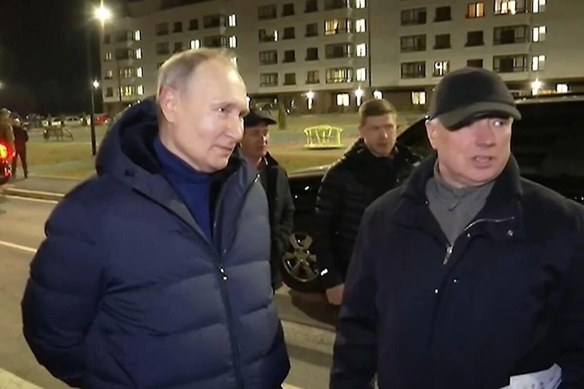 Мариупольге барған Путинге айғайлаған тұрғын: “Бәрі - жалған!  Мұның бәрі шоу ғана”