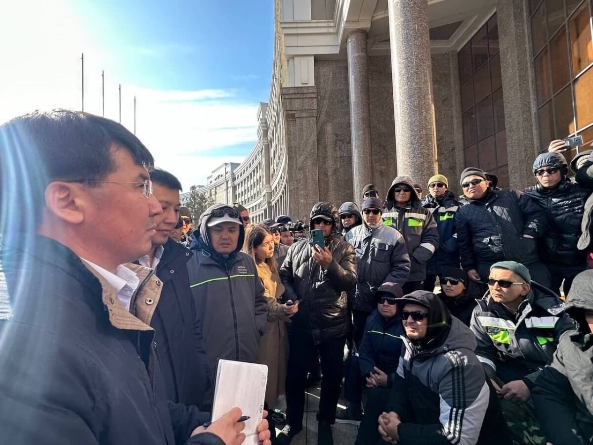 Жұмыссыз қалған жаңаөзендіктер Астанаға келіп, Энергетика министрлігі алдында таң атырды