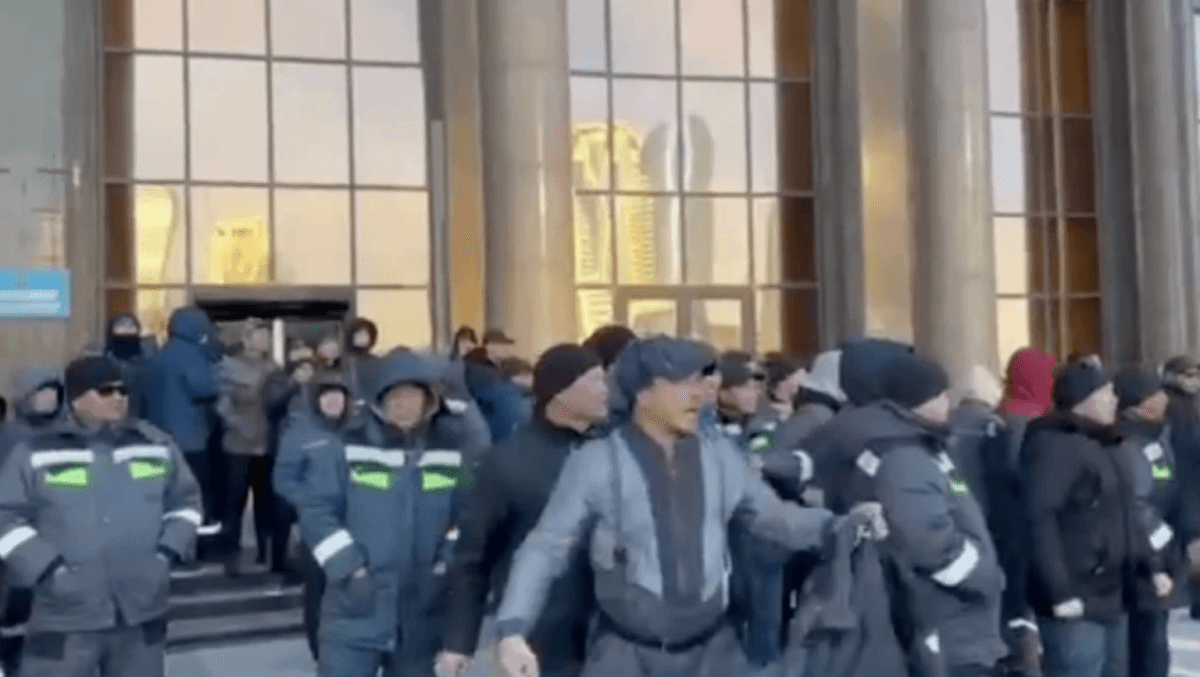 Астанада ереуілге шыққан мұнайшыларды полиция ұстап әкетті