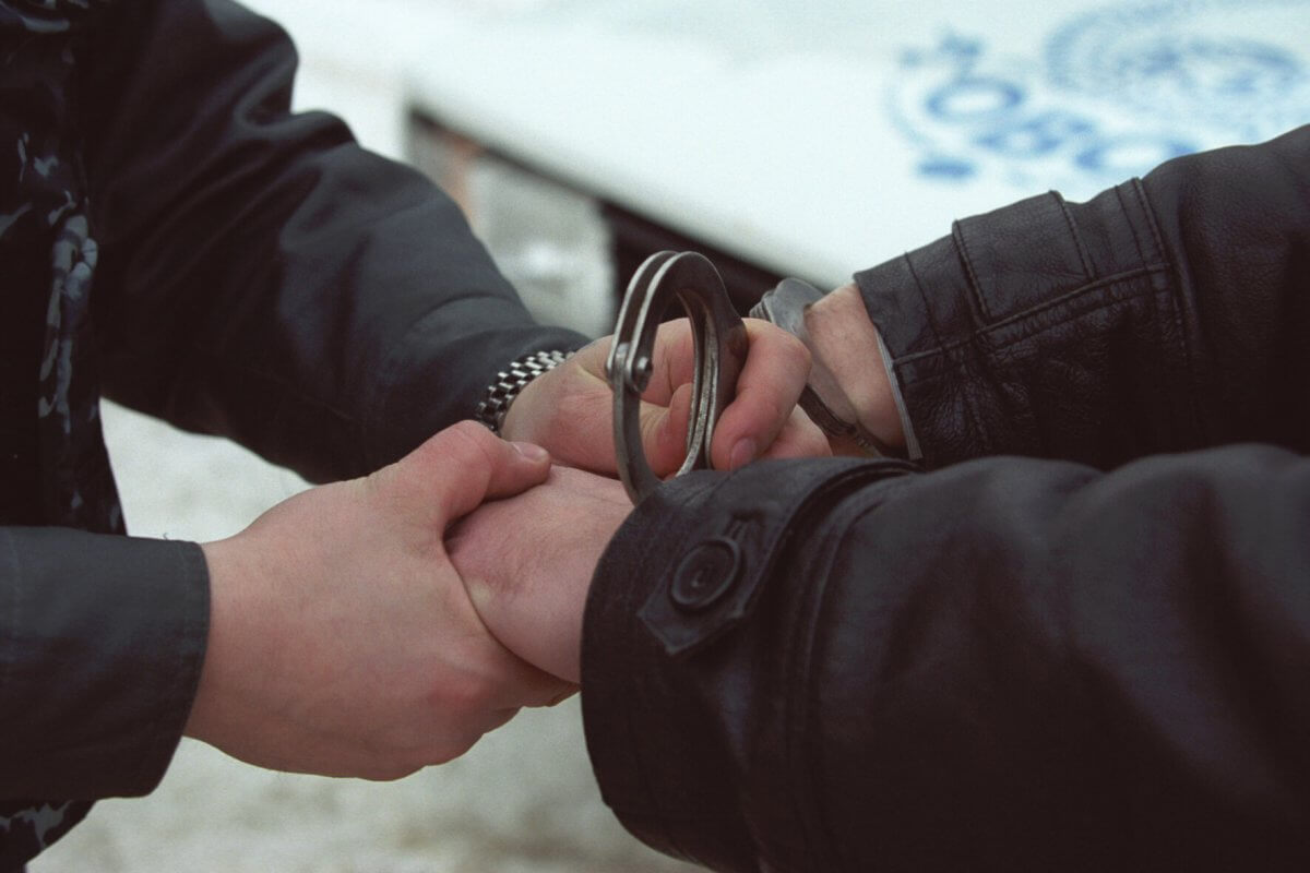 Астанада Kaspi банк бөлімшесінде банк қызметкерлерін кепілге алған күдікті екі айға қамалды