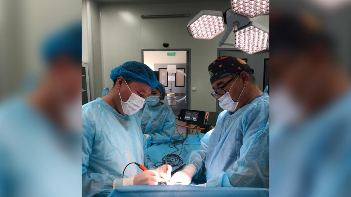 Алматының балалар хирургтары 3-қабаттан құлап түскен баланы аман алып қалды