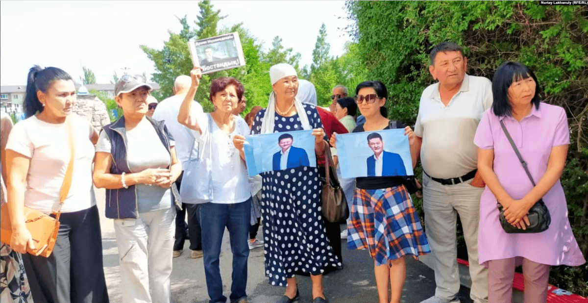 Қамаудағы журналист Думан Мұхаммедкәрімнің жақтастары прокуратура алдында түнеп шықты