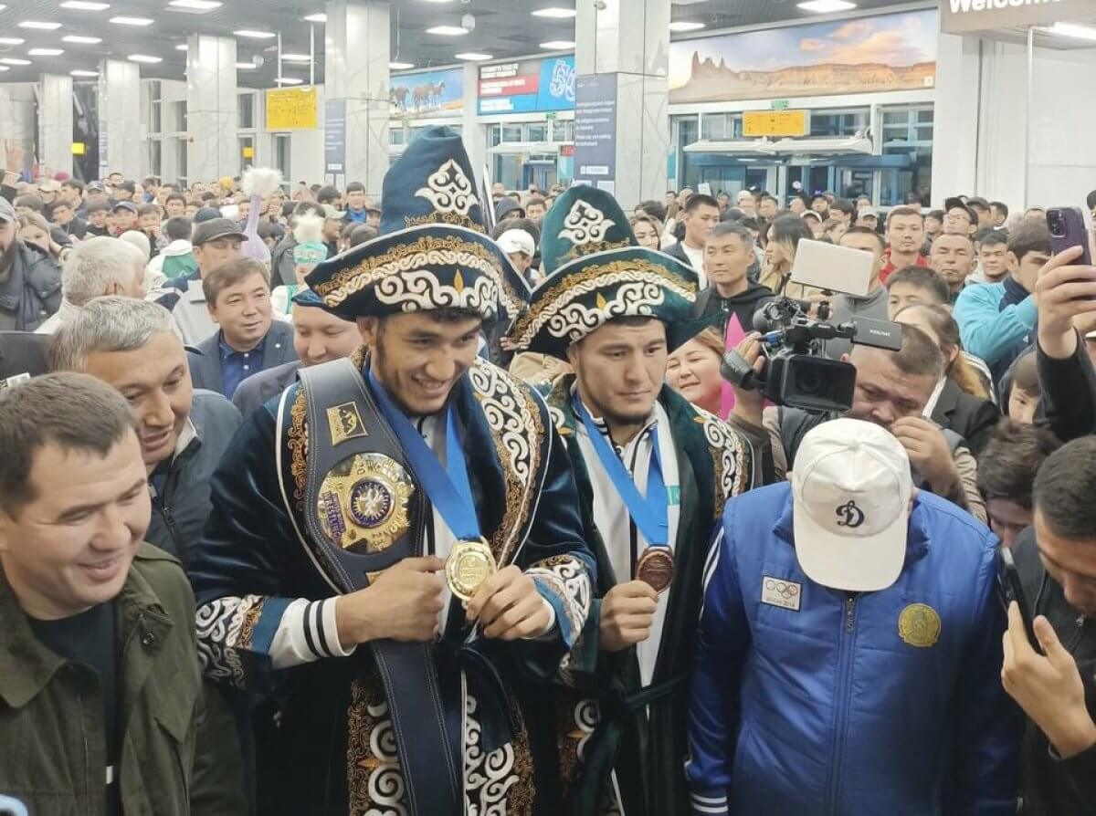 Алматы әуежайында әлем чемпионын салтанатпен күтіп алды