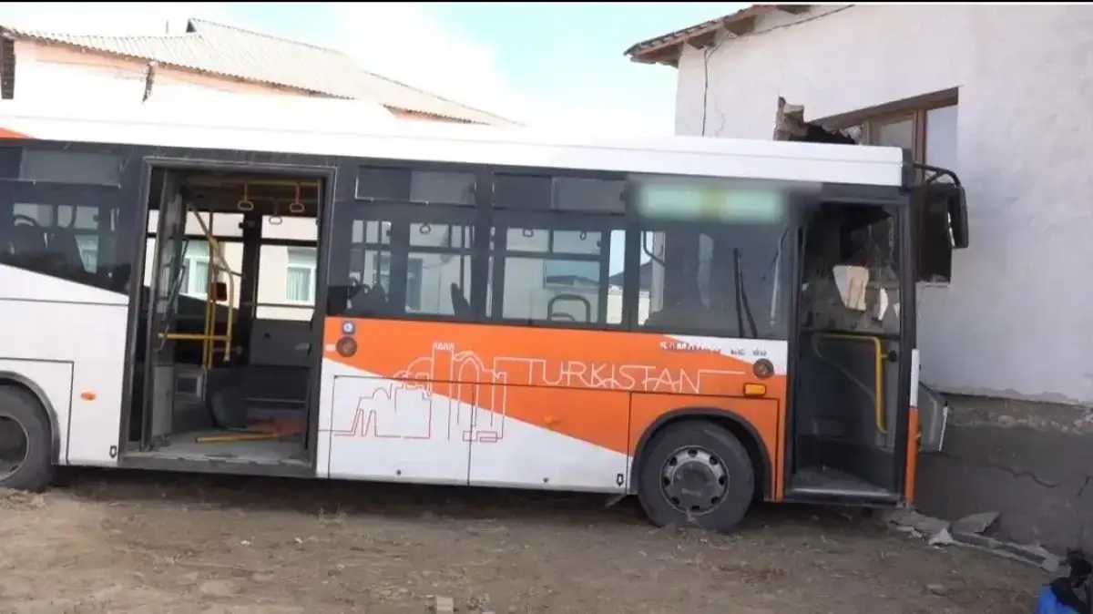 Түркістанда автобус жер үйдің қабырғасын бұзған