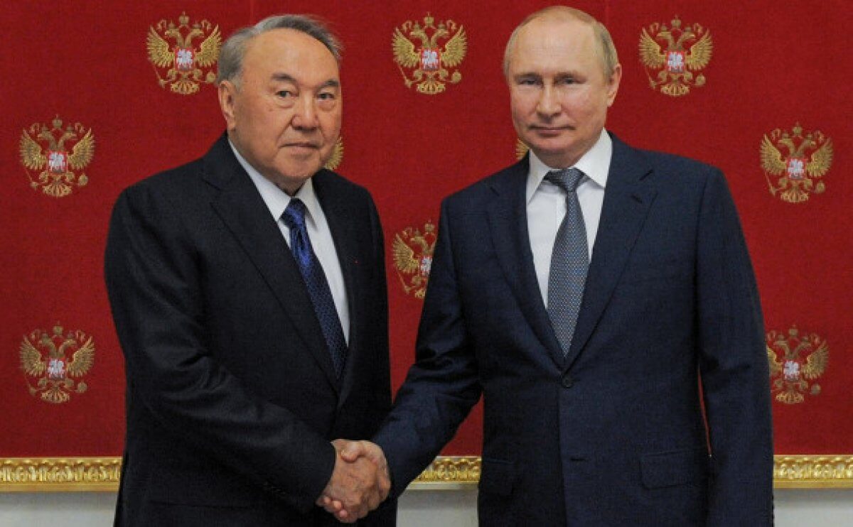 Назарбаев Путинге авторлық кітабын тарту етті
