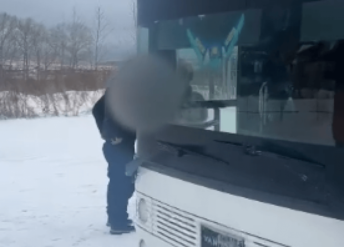 Мас автобус жүргізушісі 40 жолаушыны тасымалдаған
