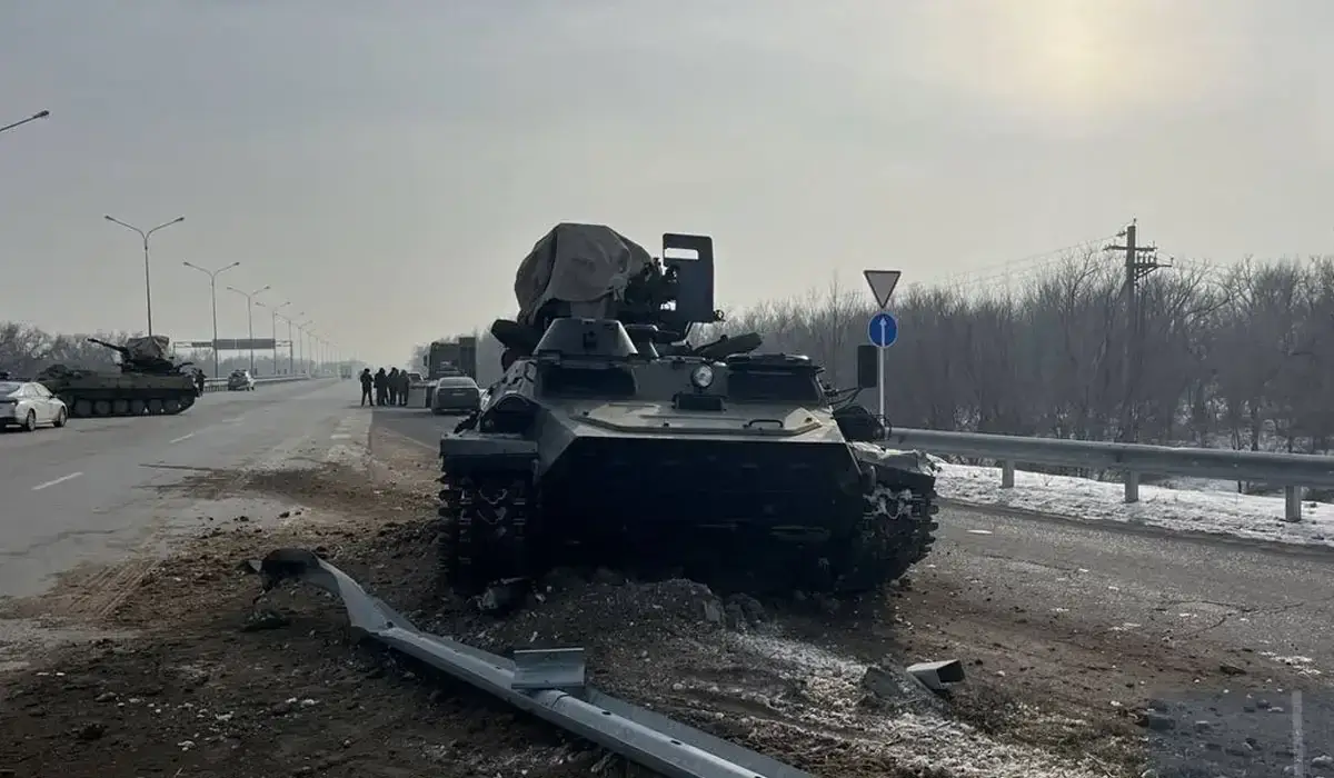 Алматы облысында танк аударылып, полиция көлігін соқты