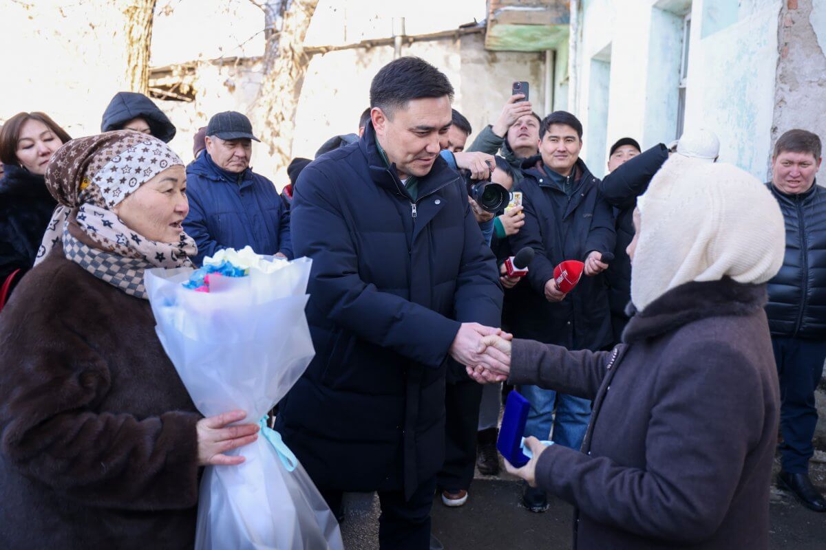 Шымкентте ауданды жаңғырту тұжырымдамасы аясында алты отбасына жаңа пәтер берілді