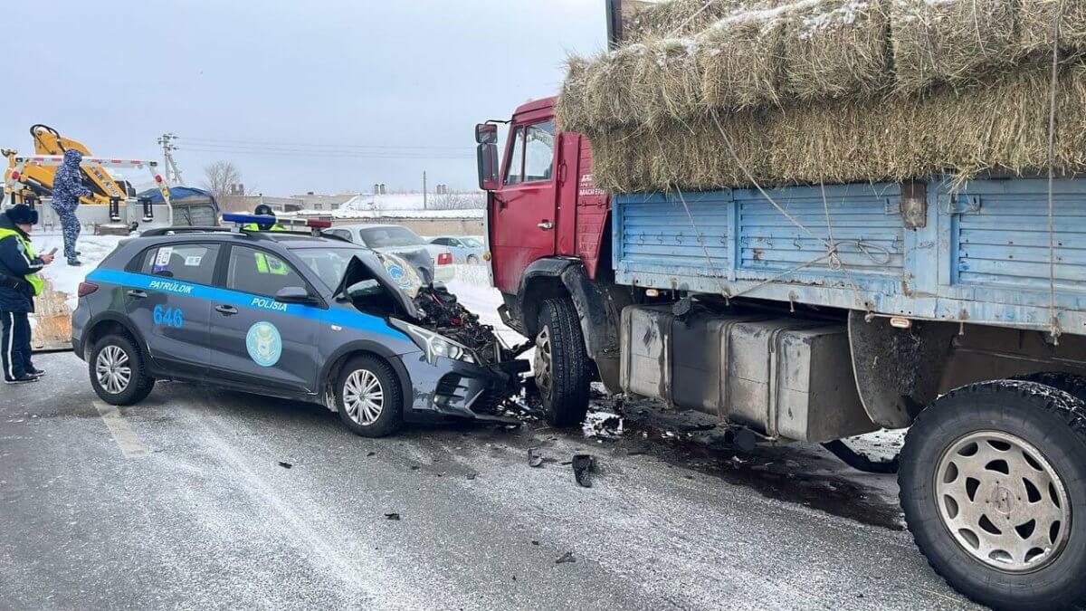 Семейде полиция көлігі КамАЗбен соқтығысты