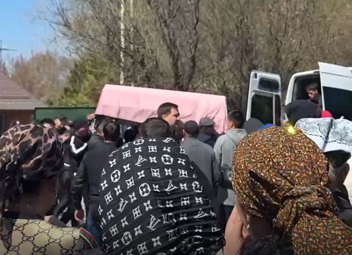 Автобустан қорқып жүк көлігінің астына түсті: Қаза болған 7 жасар Айзеренің туыстары автобус жүргізушісін жазалауды сұрайды