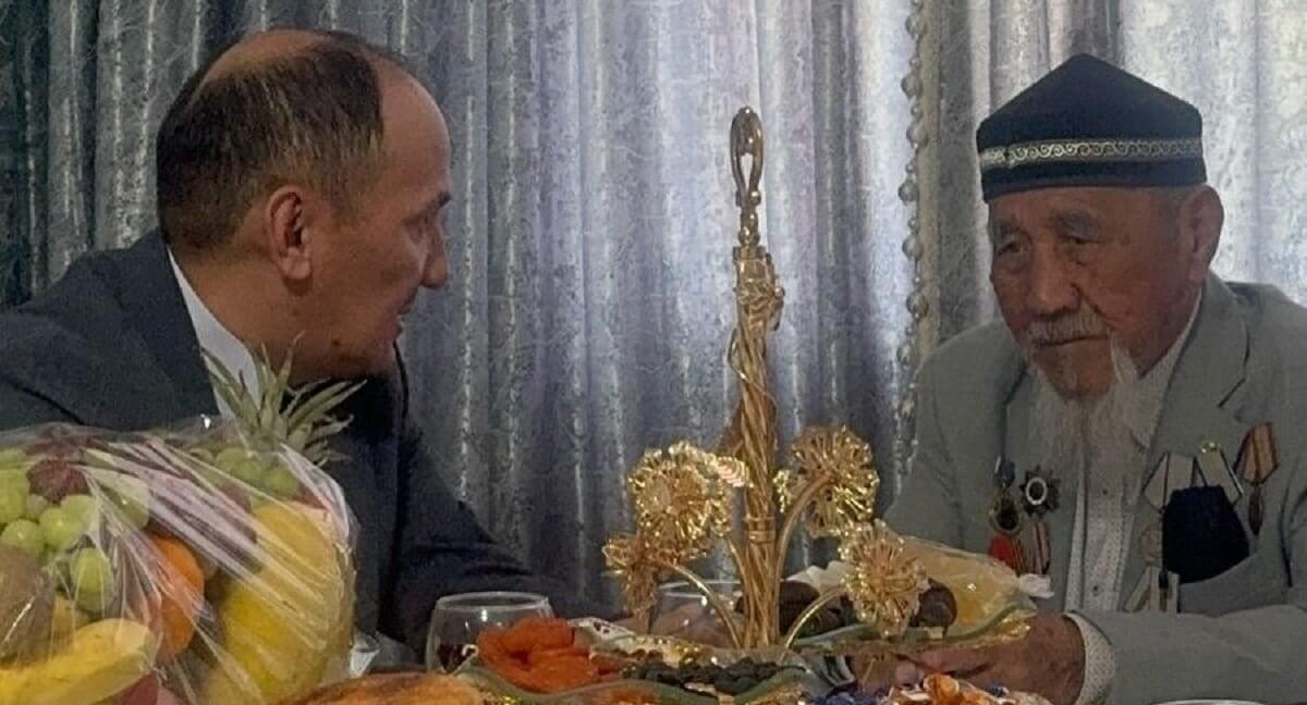 Шымкентте соғыс ардагерін ғасырлық тойымен құттықтап, құрмет көрсетті