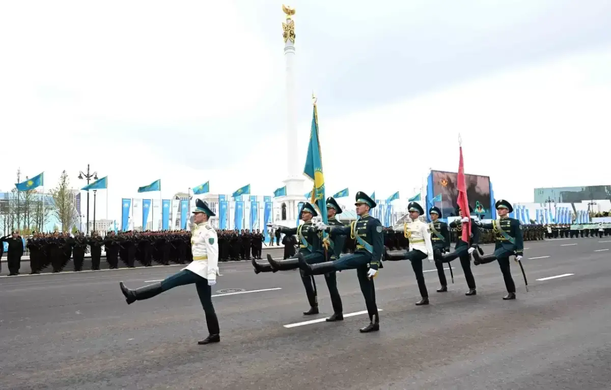 Рақымжан Қошқарбаев тіккен тудың көшірмесі Астанадағы парадта көрсетілді