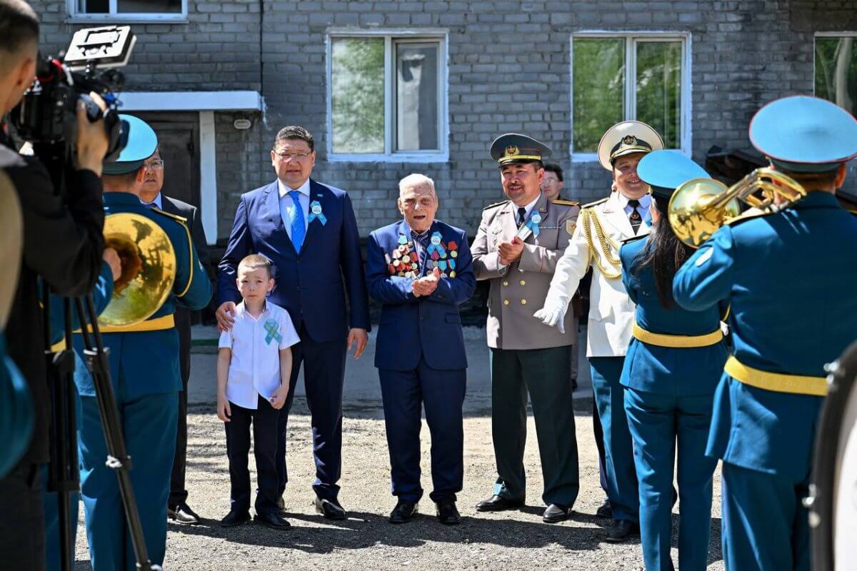 Абай облысының әкімі соғыс ардагерлерін Жеңіс күнімен құттықтады