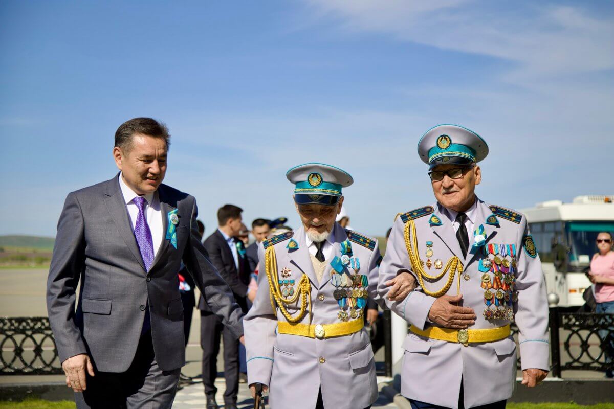 Құрмет және алғыс: Өскеменде Жеңіс Парадына қатысушыларды салтанатты түрде қарсы алды