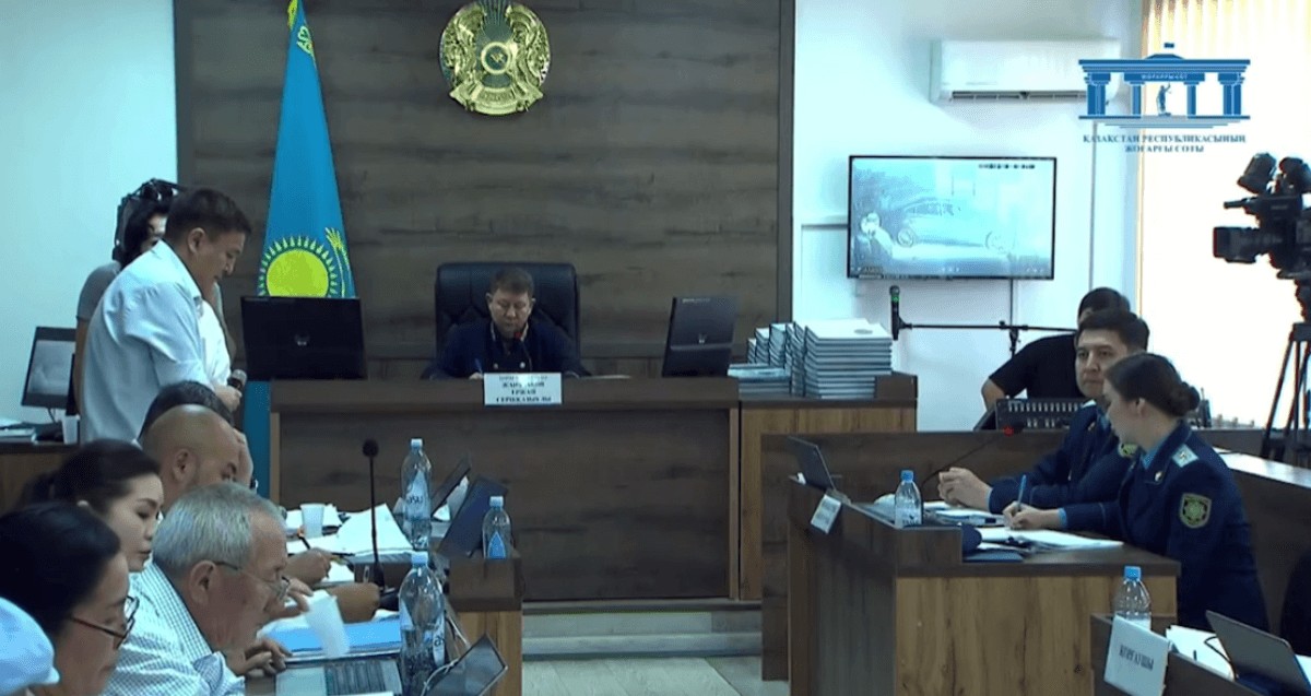 «Үніңді шығарма, сені де осы мылтықпен ұрамын»: Сотталушының бірі Шерзаттың анасын қорқытқан