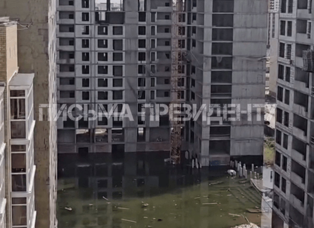 2-қабатқа дейін жеткен: Астанада салынып жатқан зәулім ғимарат маңын су басты