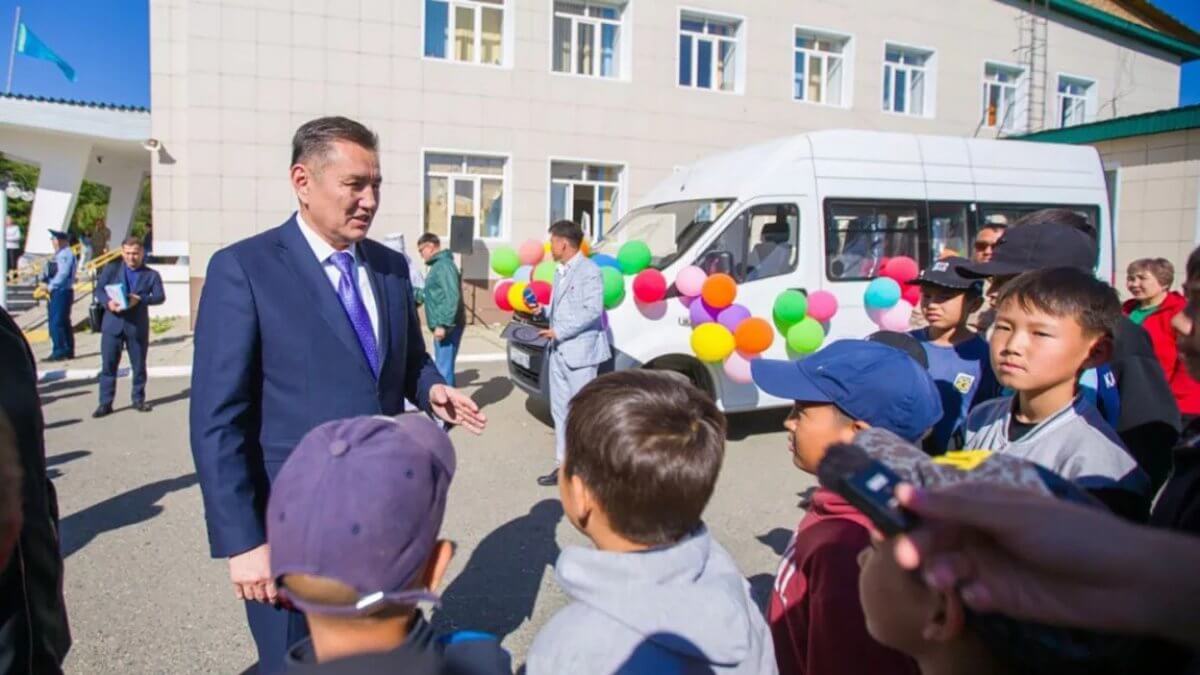 ШҚО әкімі Зайсандағы бұқаралық спортты дамыту клубына шағын автобус сыйлады