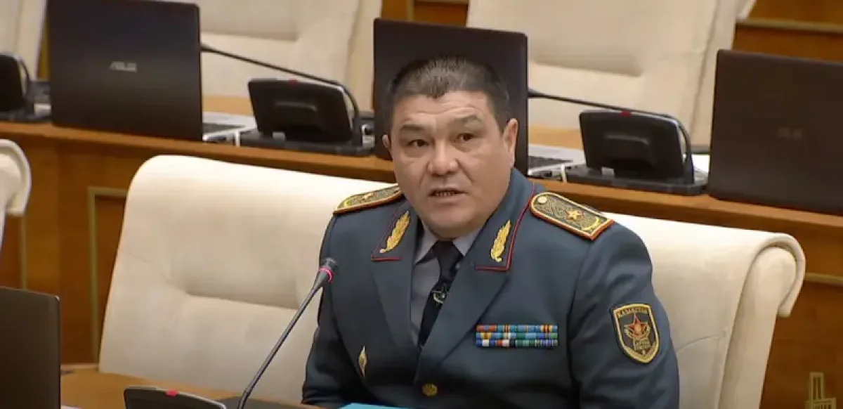 Қорғаныс минстрінің орынбасары Мәжілісте сұрақ қойғысы келген танымал тілшіні итеріп жіберді