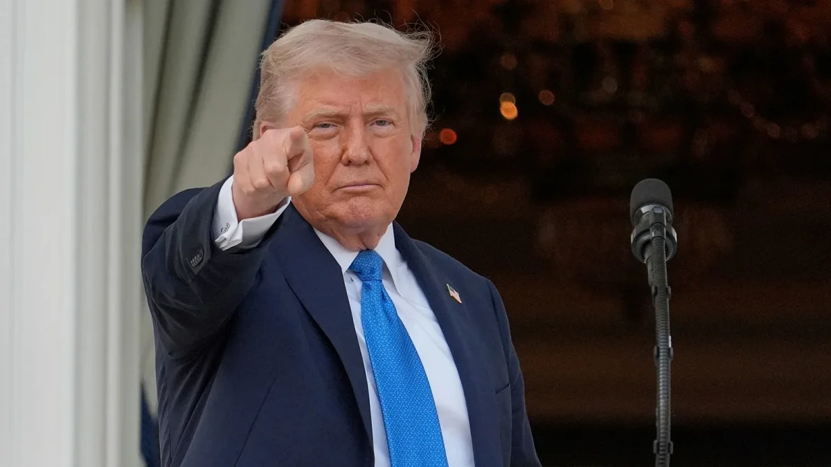 Дональд Трамп 12 елдің азаматтарына АҚШ-қа кіруге тыйым салды