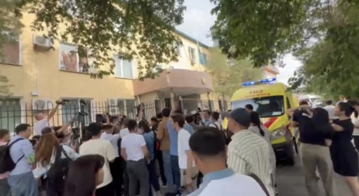 Сот үкімі шыққанын естіген соң Дидар Қалиахметтің анасын жедел жәрдем алып кетті