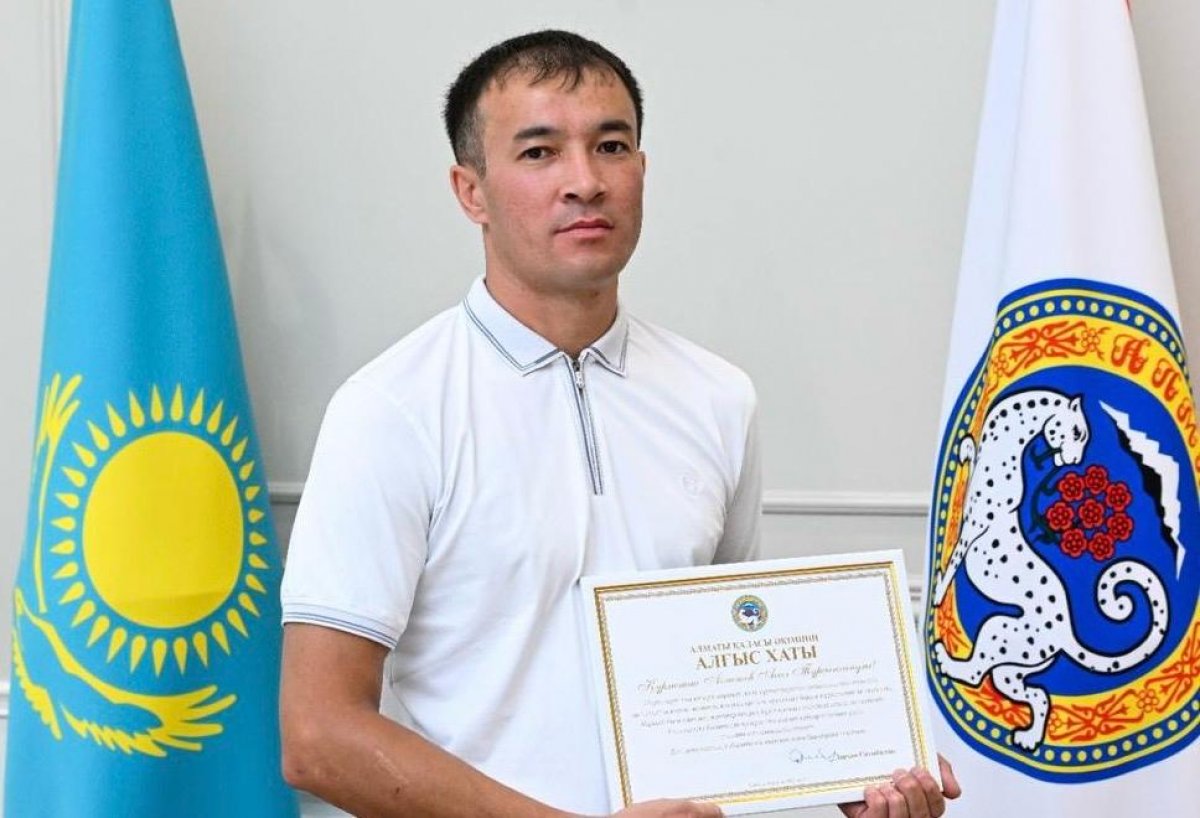 Алматы әкімдігінде адамдарды өрттен құтқарған қала тұрғыны марапатталды