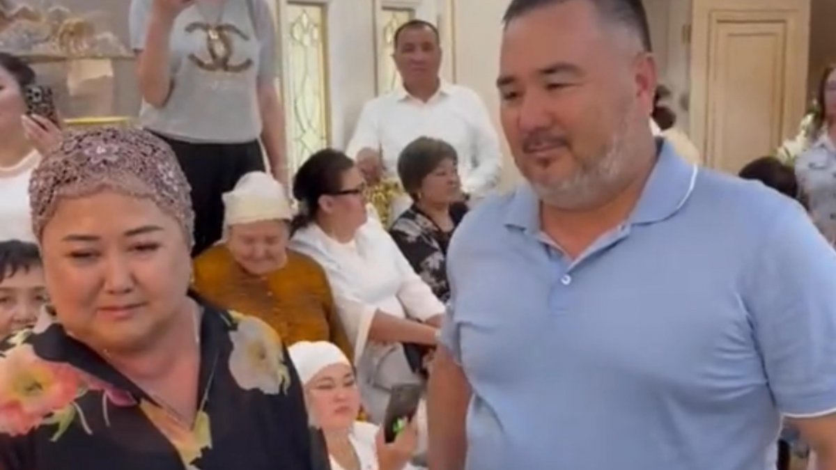 «Мама, тағы күйеубала керек пе?»: Қыз жасауына 3 қаладан 3 пәтер берген әйелдің видеосы желіде қызу талқыланды
