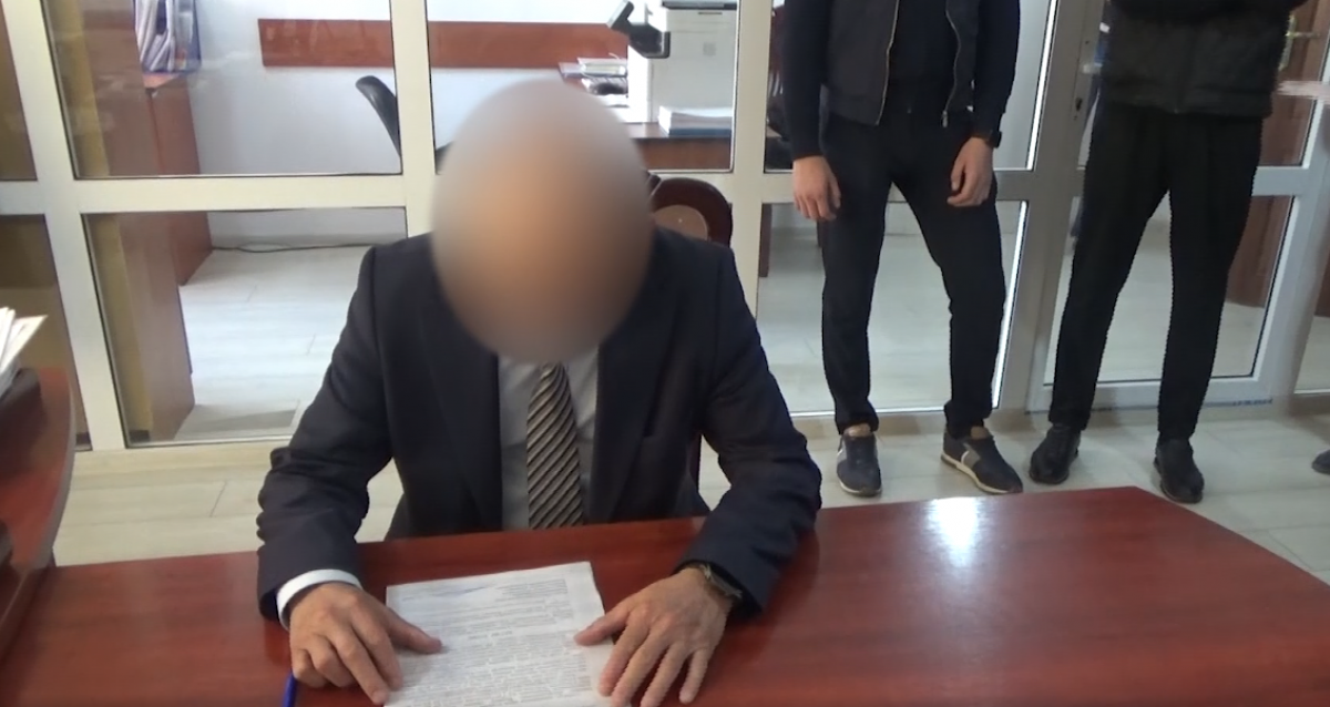 "Көз қысты, бармақ басты": Жамбыл облысы Экология департаментінің басшысы сотталды