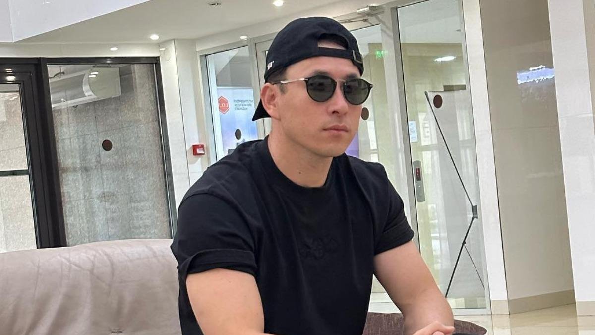 Әйеліне қол көтерді деген «Меломен» тобының әншісі басқа бойжеткенмен көзге түсті