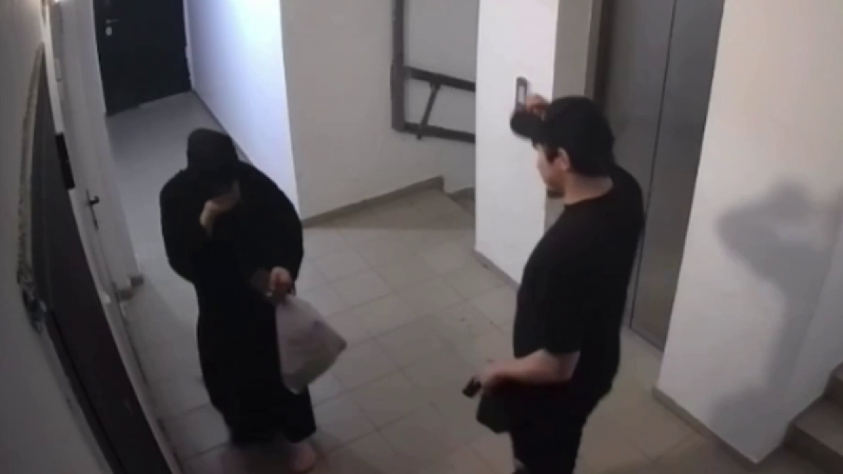 Атырауда тұрғын-үй подъездінде никаб киген қызды аяусыз ұрып, тепкілеп кетті