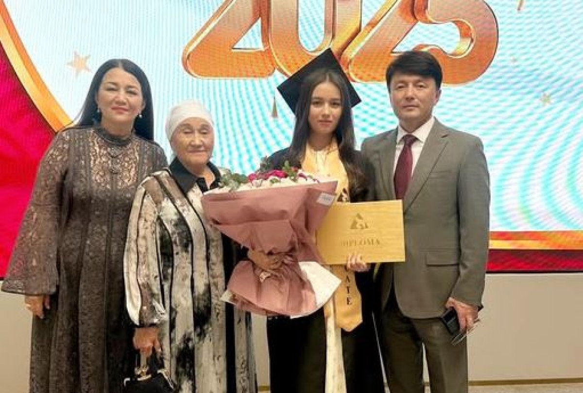 Димаш Құдайбергеннің қарындасы диплом алды