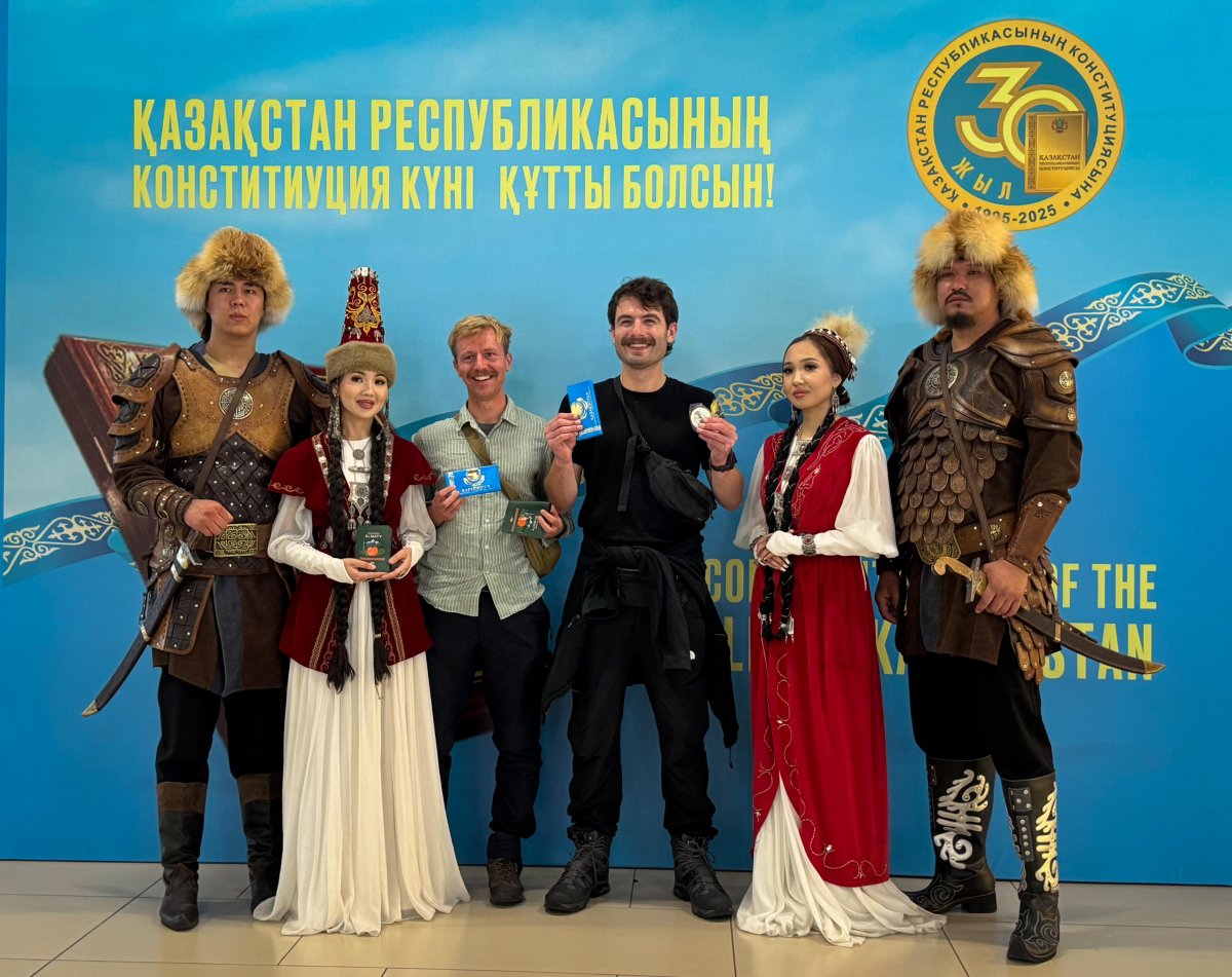 Алматы туристерді Конституция күніне арналған естелік сыйлықтармен қарсы алды