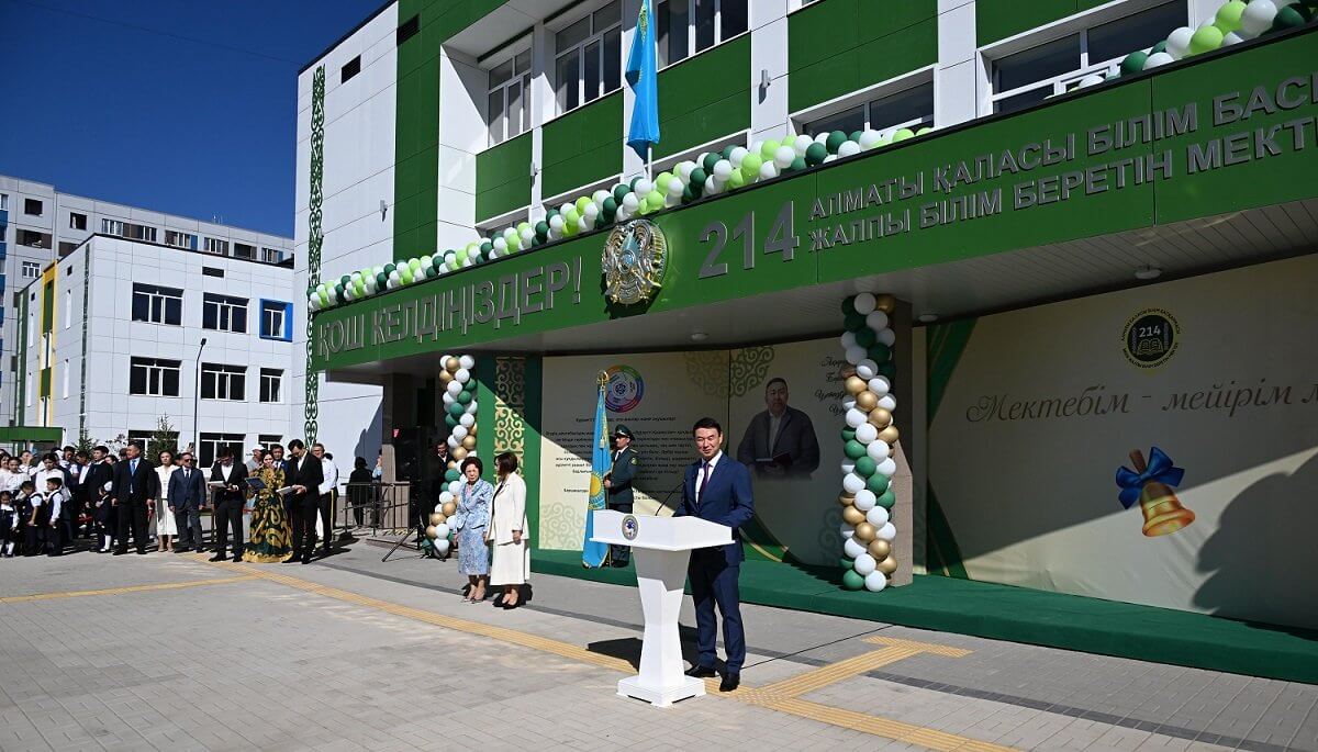 Алматы әкімі оқушыларды Білім күнімен құттықтап, жаңа мектептер ашты