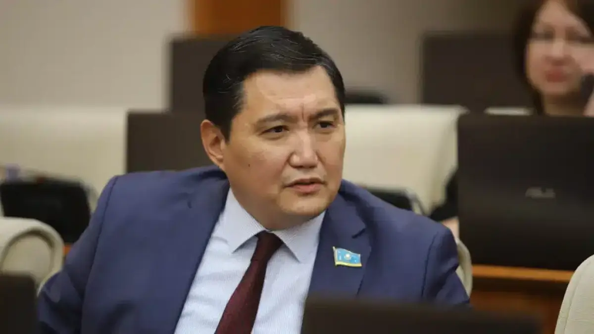 "Көкемізге тиіспе": Базарбек өзіне жан-жақтан қоңырау түсіп жатқанын айтты