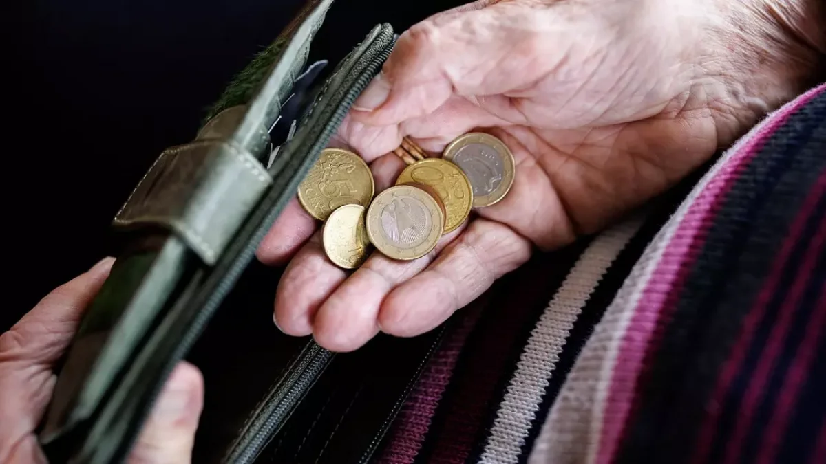 Қазақстаннан 100 мың адам заңсыз зейнетақы алып отырған - министр