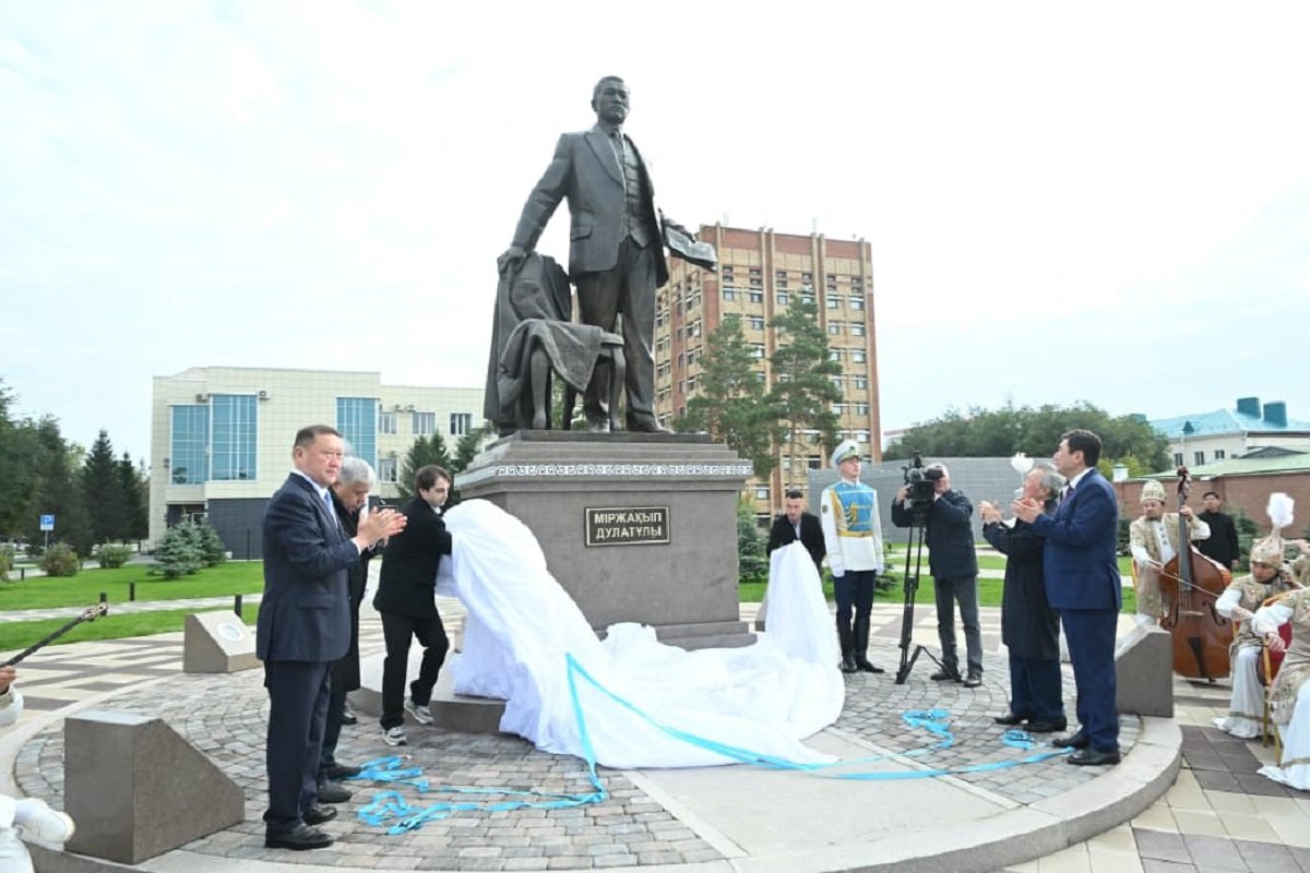 Қостанайда Міржақып Дулатұлының ескерткіші бой көтерді