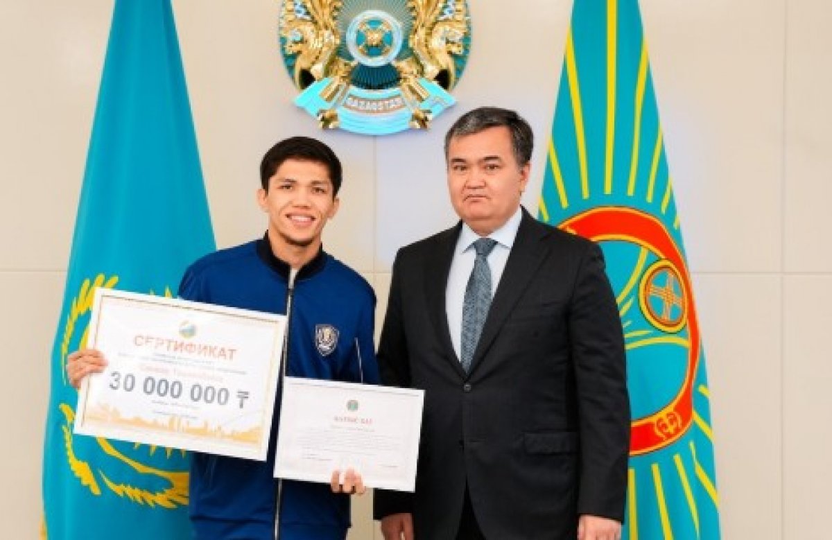 Жеңіс Қасымбек әлем чемпионы атанған боксшыларға 30 млн теңгенің сертификатын табыстады