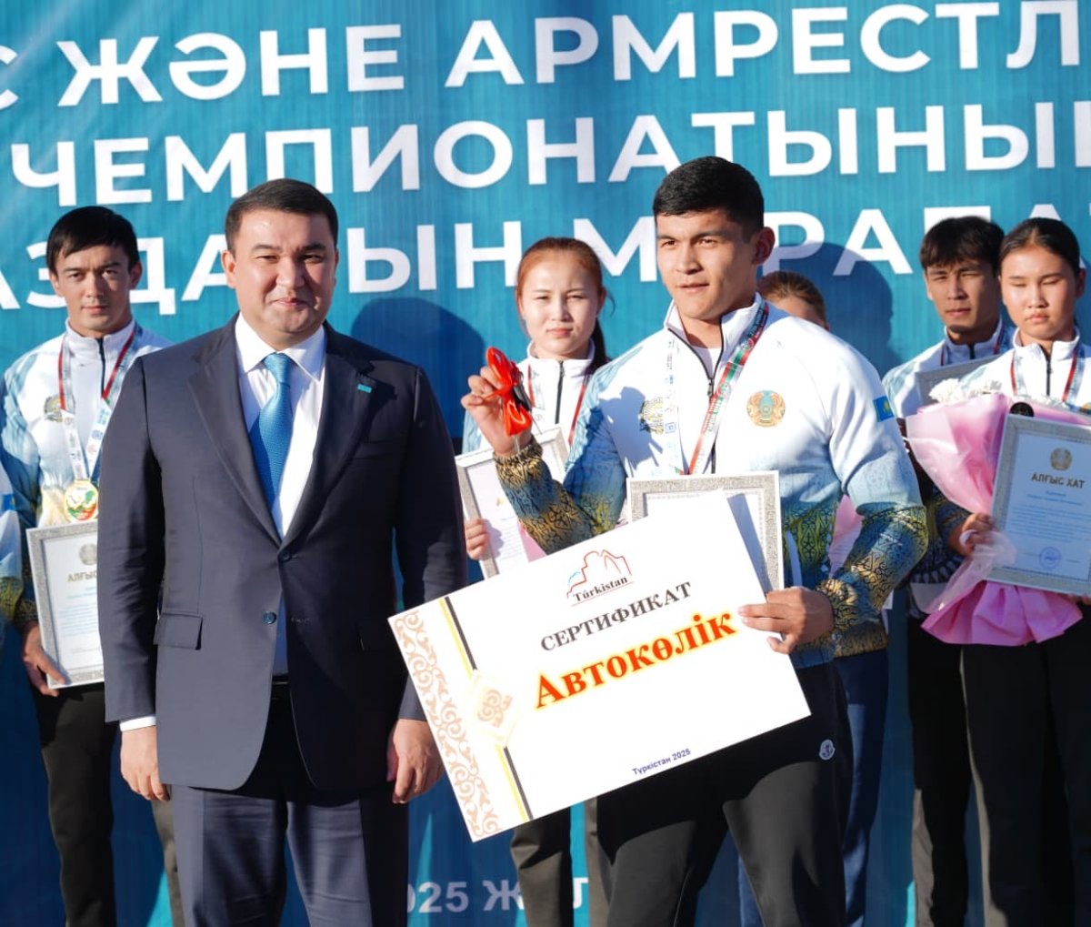 Түркістан облысында әлем чемпиондарына 4 автокөлік табысталды