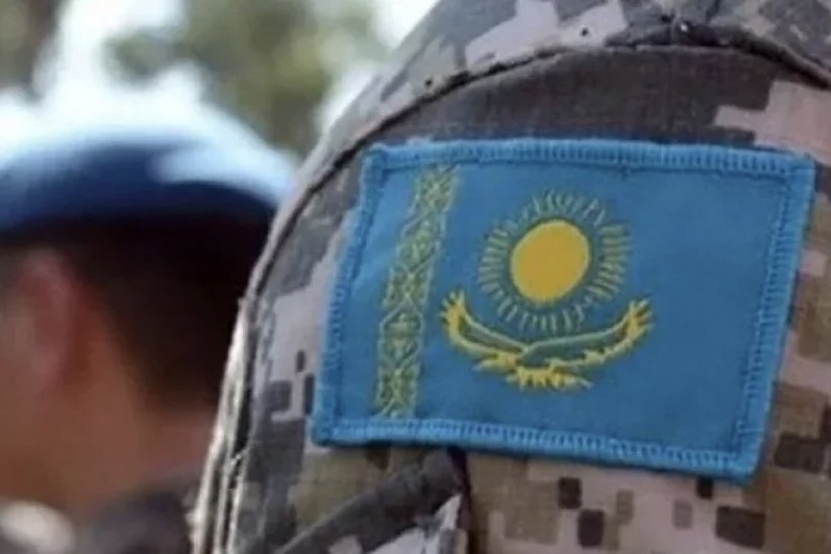 Алматыда сарбаз үшінші қабаттан секіріп кетті