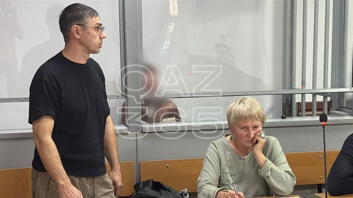 «Қызыма дұрыс тәрбие бере алмадым»: Алика Мұхамадиеваның әкесі сотта сөйледі