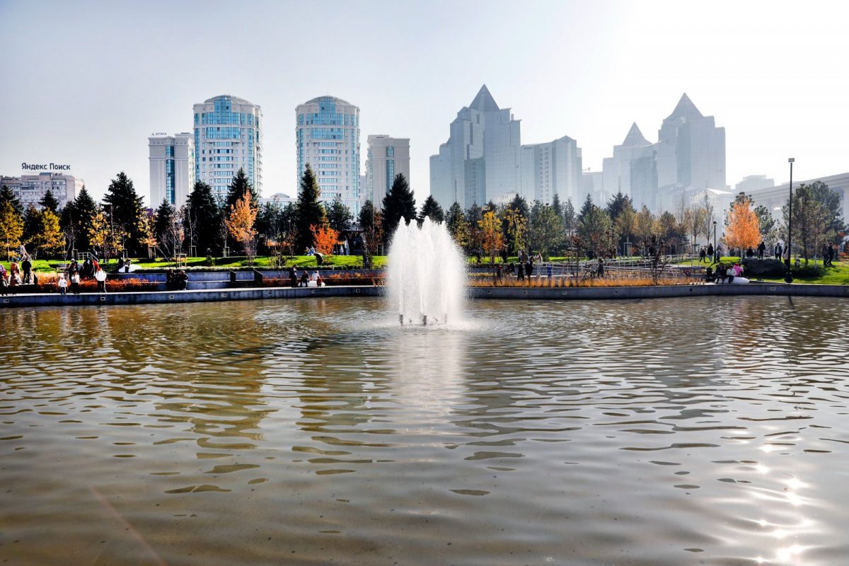 Дархан Сатыбалды Алматыдағы жаңа скверді аралады