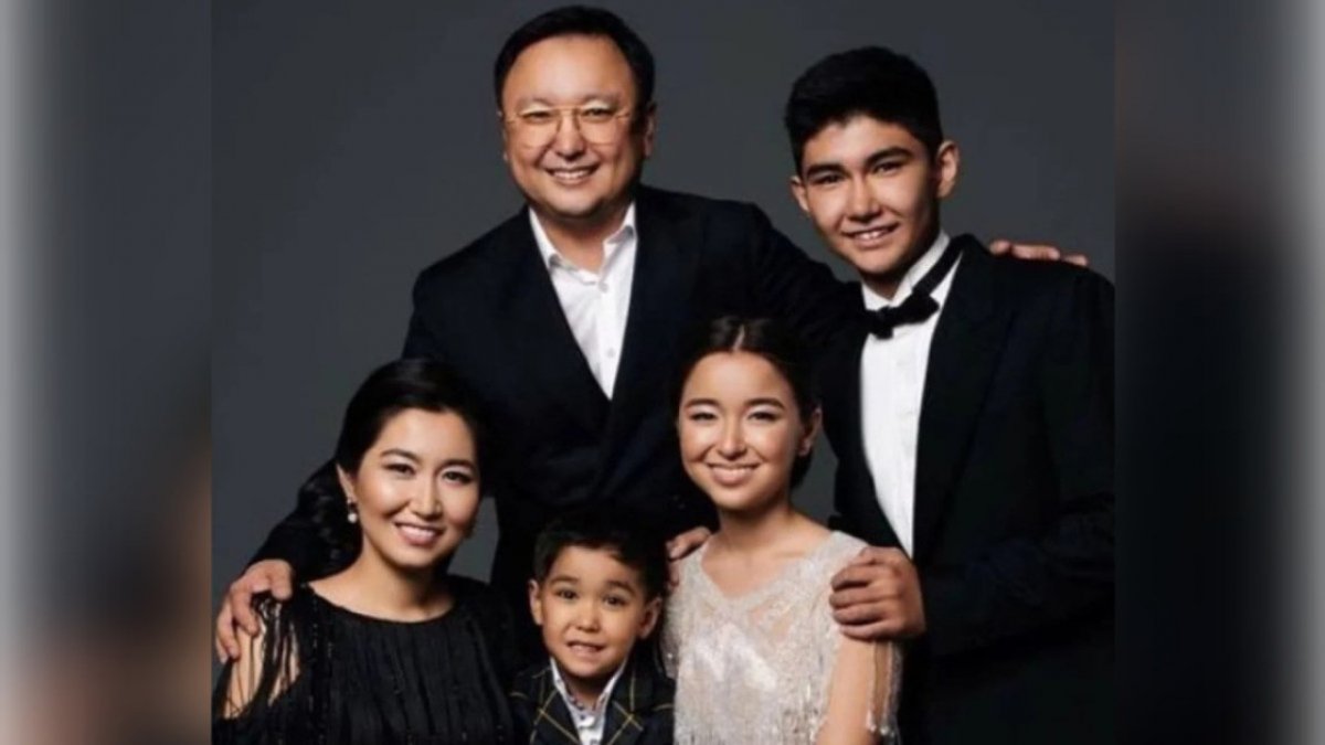 «Әділдік талап етеміз». Марқұм Арман Дүйсеновтің жұбайы президенттен көмек сұрады