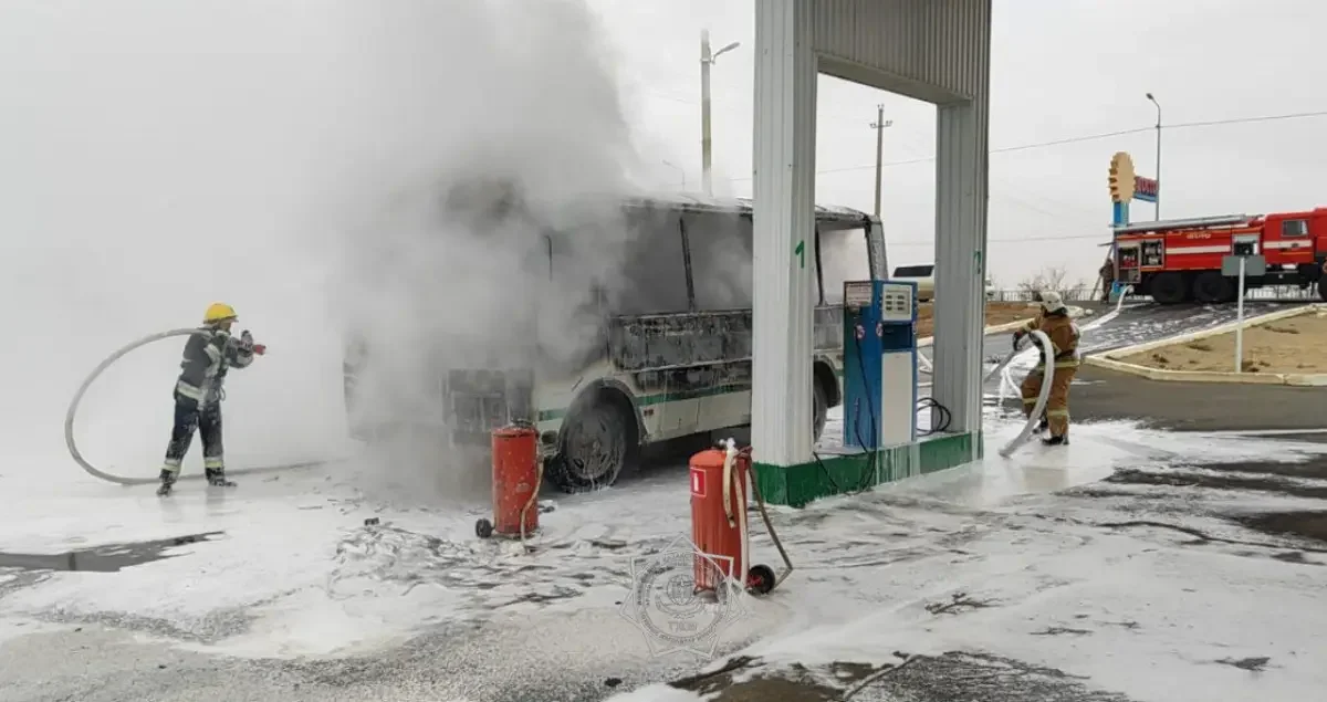 Атыраудағы жанармай құю стансасында автобус өртенді