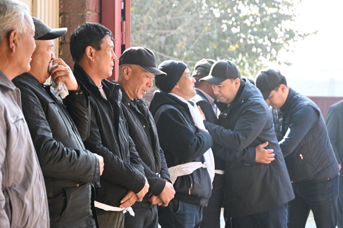 Түркістан облысының әкімі Жетісайдағы өрттен қаза тапқан отбасылардың туыстарына көңіл айтты