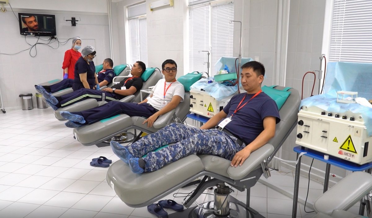 Атыраулық полицейлер жол апатынан зардап шеккендерге арнап қан тапсырды