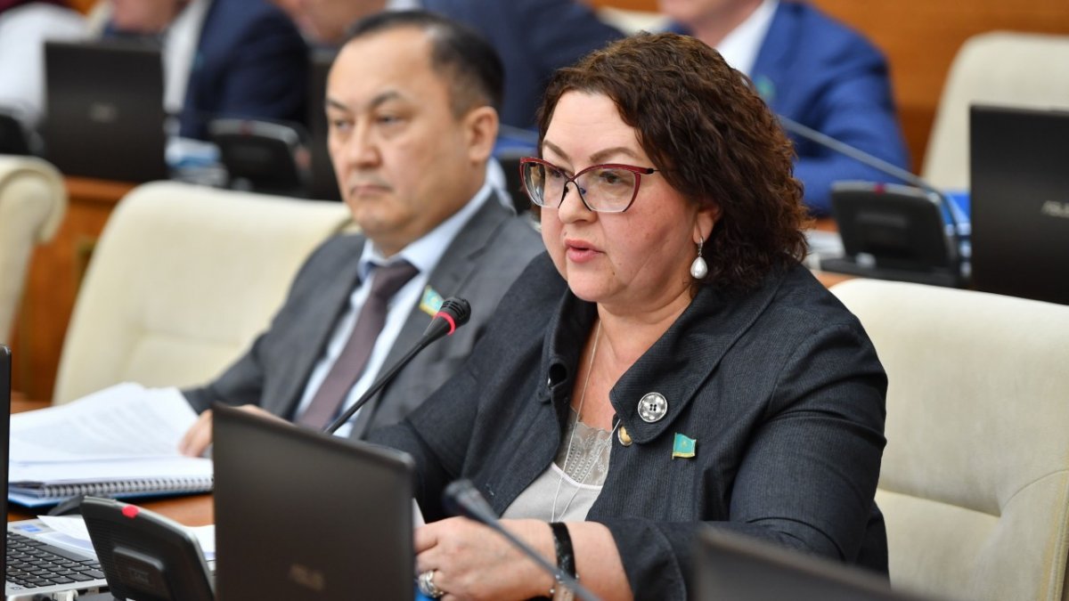 «Біз баланың уақытын ұрлап жатырмыз»: Депутат мектептердің жұмысын сынға алды