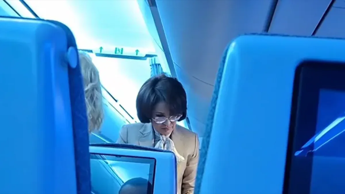 Денсаулық министрі ұшақта есінен танған жолаушыға көмек көрсетті