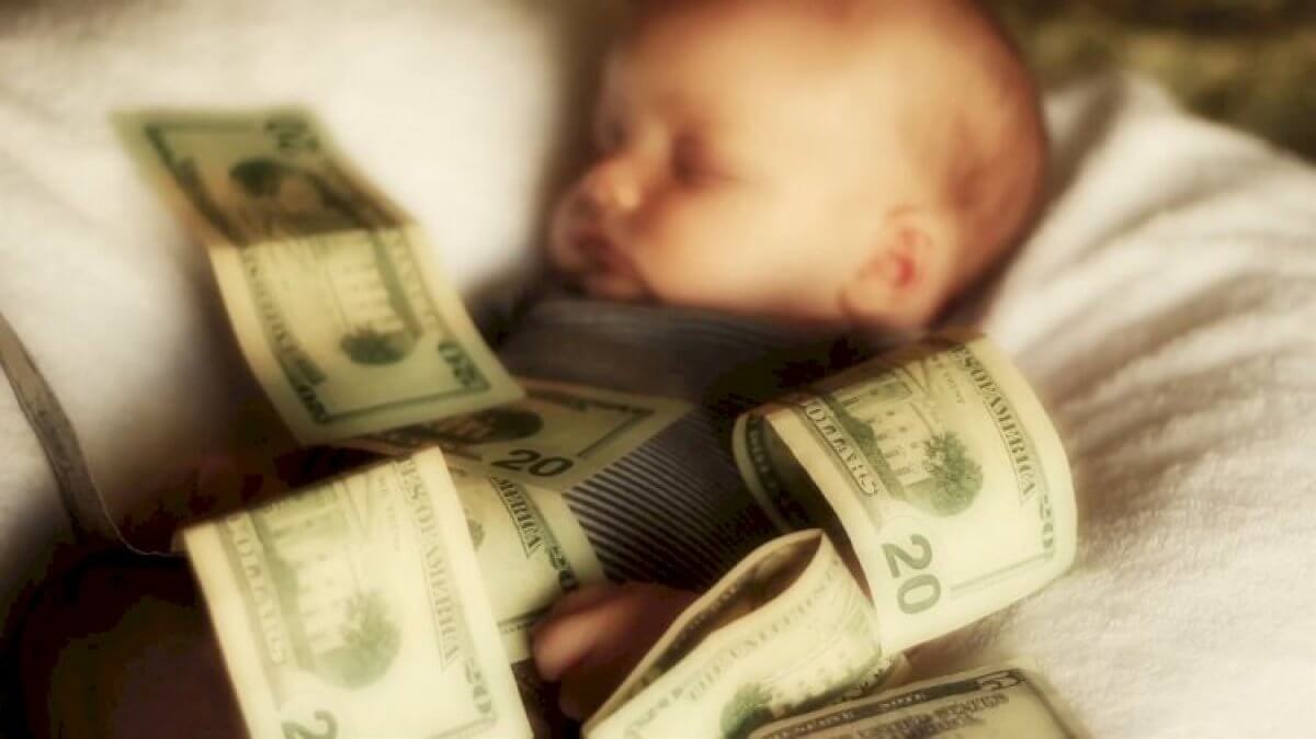 Алматы әуежайында жаңа туған сәбилерді елден әкетпек болған шетелдіктер ұсталды